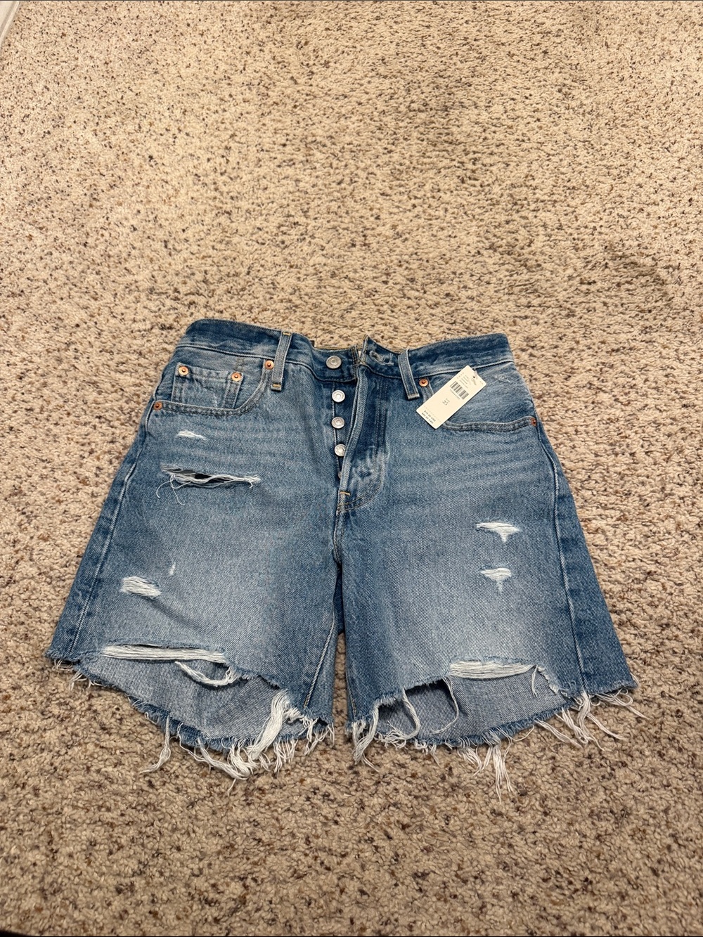 NWT- Levi’s 501 mid thigh shorts